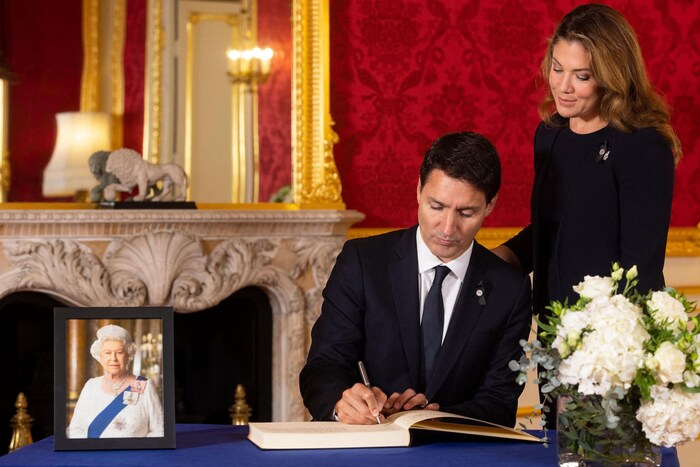 رئيس الحكومة الكندية جوستان ترودو وزوجته صوفي غريغوار يوقعان كتاب التعزية بالملكة إليزابيث الثانية اليوم في قصر لانكستر هاوس في لندن.