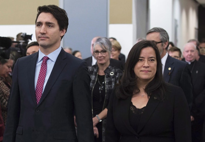 Justin Trudeau et Jody Wilson-Raybould se tiennent côte à côte, mais regardent dans des directions opposées.