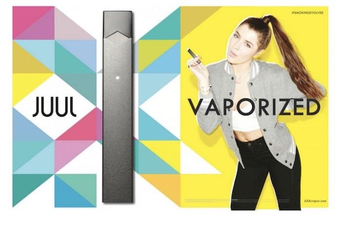 Une cigarette électronique Juul (à gauche) et une jeune (à droite), dans un environnement très coloré, utilise le produit dans une pose décontractée