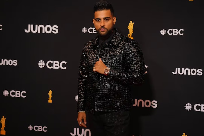 Karan Aujla sur le tapis rouge des prix Juno, à Halifax, en Nouvelle-Écosse, le 24 mars 2024. 