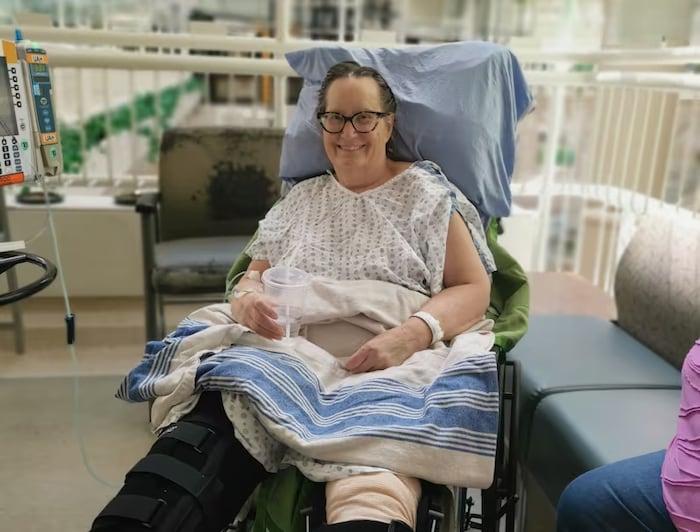 Une patiente sur un lit d'hôpital, à Edmonton, en Alberta.