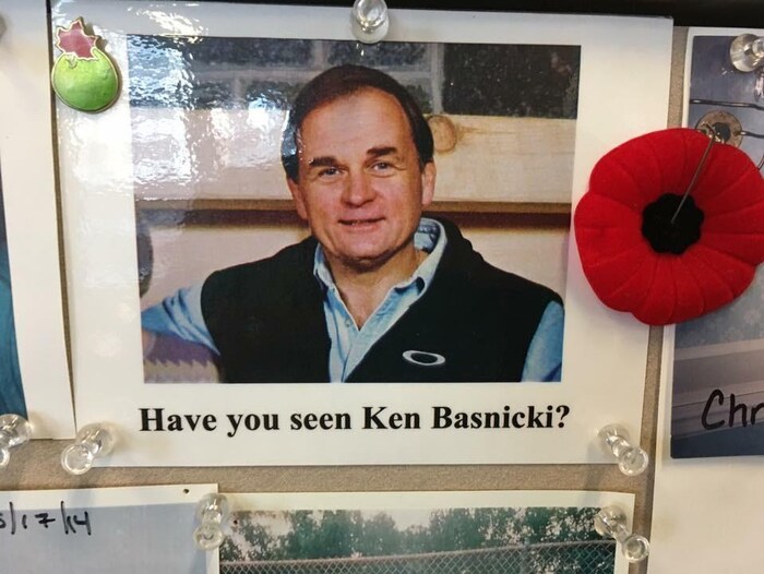 un homme affichant un léger sourire pose pour une photo. En dessous, on peut lire « Have you seen Ken Basnicki »
