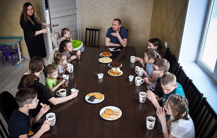 La famille de Roman Vinogradov prenant la pause du thé.
