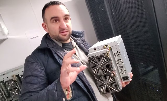 Aydin Kilic interviewé dans un entrepôt d'ordinateurs.