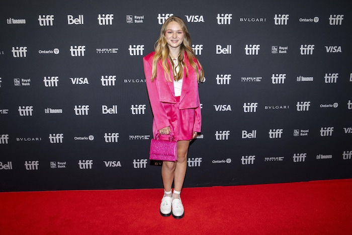 La jeune actrice Alix West Lefler sur le tapis rouge du 48e Festival international du film de Toronto. 