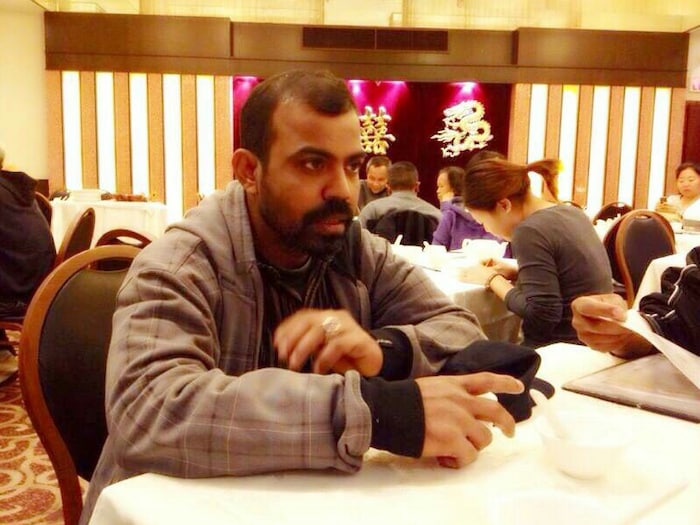 Un homme assis à une table.
