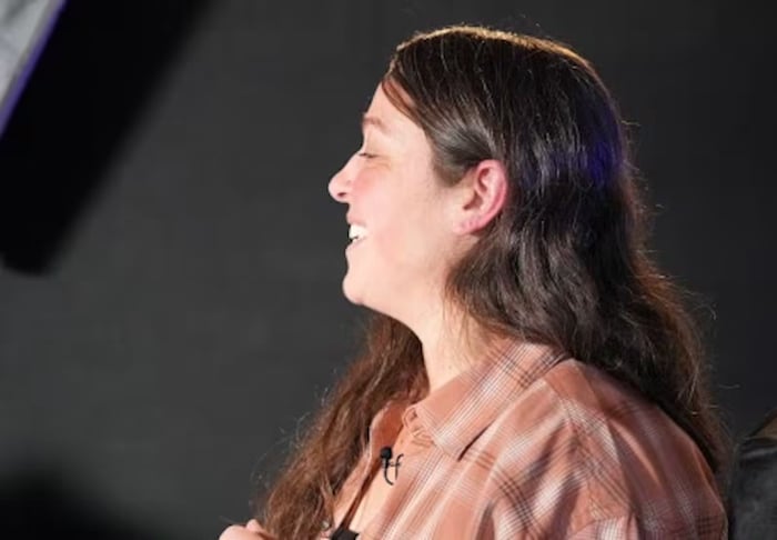 Kristin Braun sourit devant l'objectif d'une caméra, à Hinton.