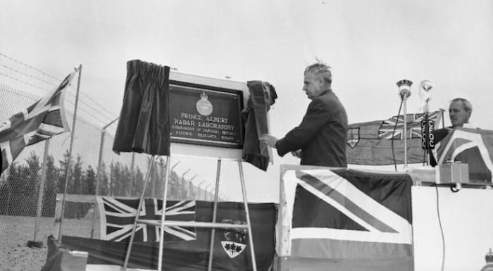 Le premier ministre John Diefenbaker au moment de linauguration du laboratoire radar de Prince Albert, le 6 juin 1959. 