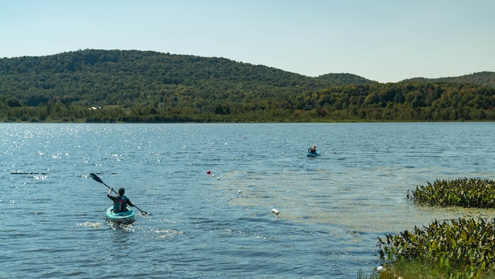 Deux kayakistes sur le lac