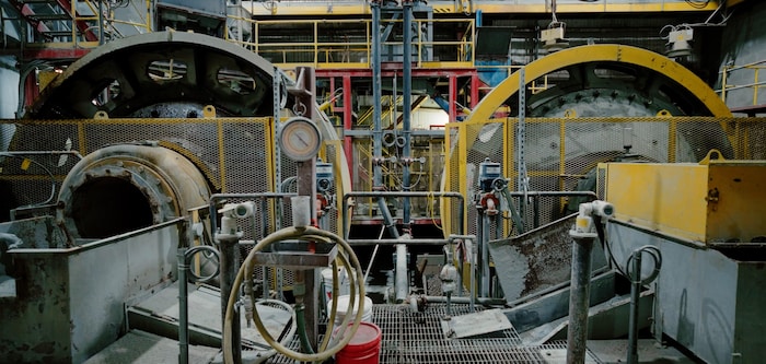 Des broyeurs et des concasseurs dans une usine.