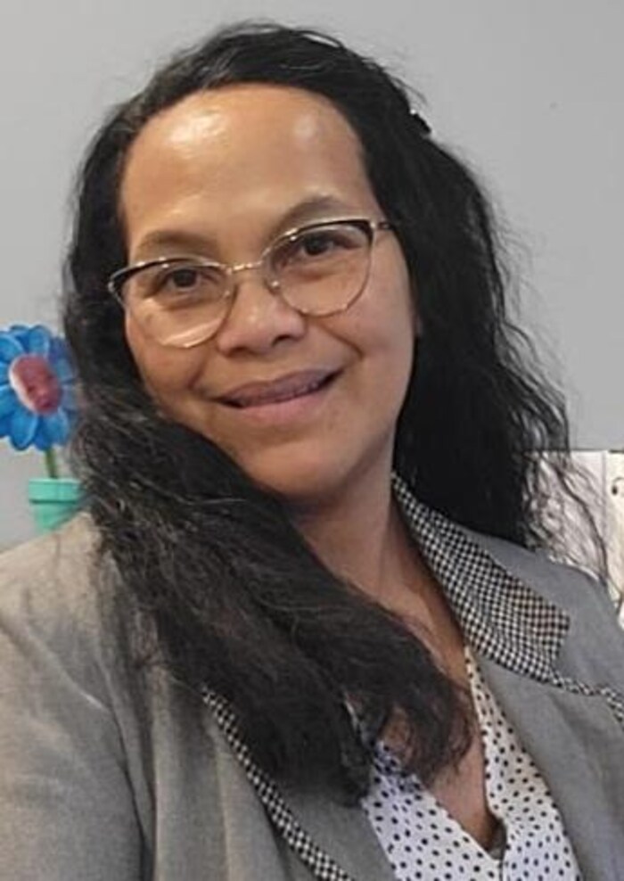 Un femme seule en lunettes