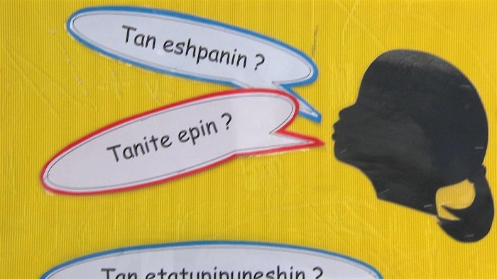 La langue innue est enseignée dans les écoles et côtoie le français.