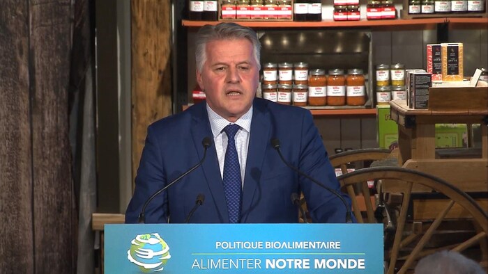 Le ministre de l’Agriculture, des Pêcheries et de l’Alimentation, Laurent Lessard, lors du dévoilement de sa politique bioalimentaire.