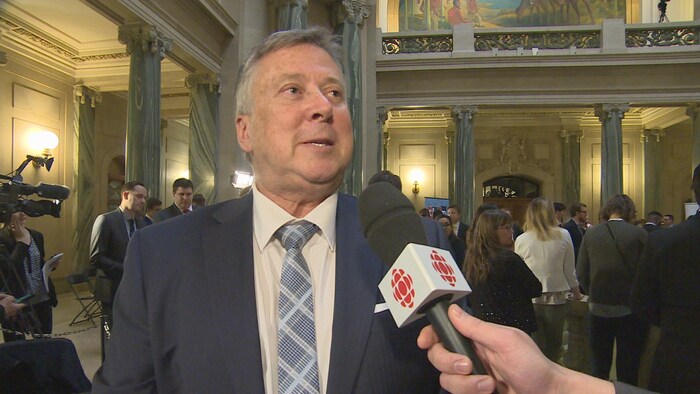 Laurent Mougeot interviewé à la rotonde du palais législatif à Regina