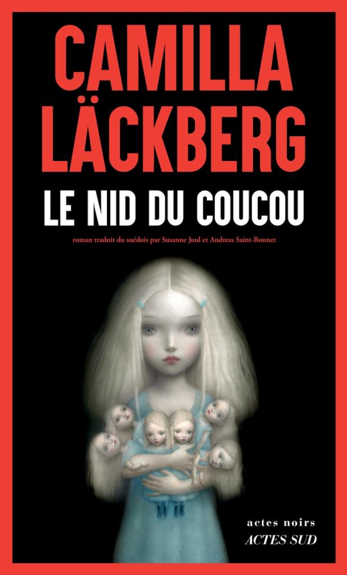 La couverture du livre montant une jeune fille tenant dans ses bras plusieurs poupées lui ressemblant.