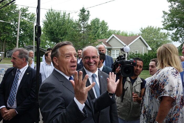 François Legault durant la conférence de presse visant à dénoncer ce qu'il qualifie de « loterie libérale » concernant la différence du taux de taxes scolaires entre les régions.