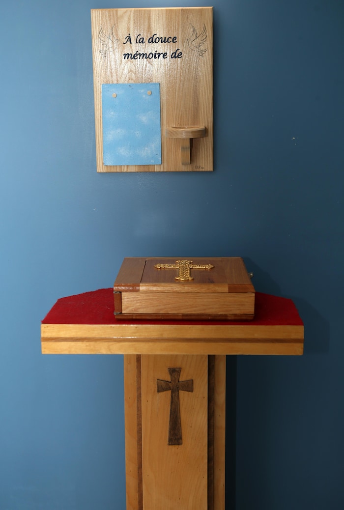 Un table sur laquelle se trouvent des objets religieux. 