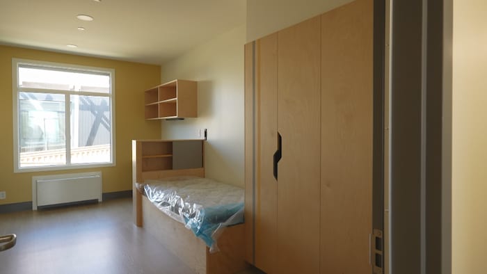 Un lit dans le centre de traitement des dépendances de la Nation Siksika, en Alberta.