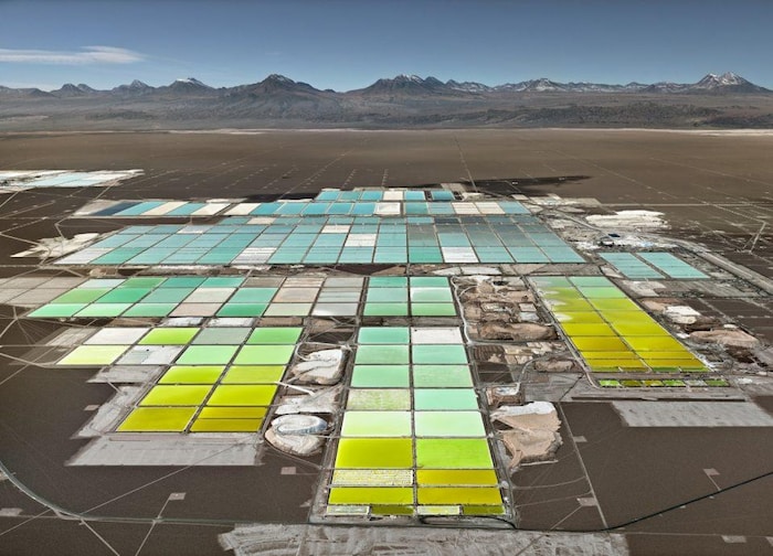 Production de lithium dans des bassins de saumure, au Chili. On voit des bassins de plusieurs couleurs dans le désert.