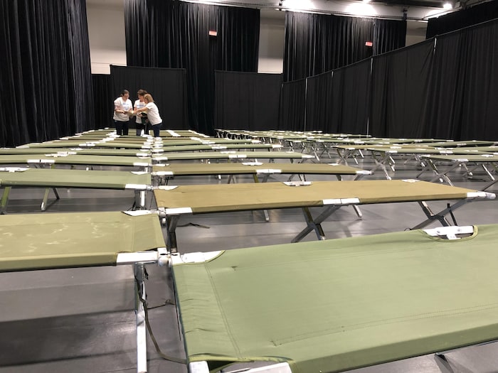 Environ 2500 lits pliants ont été installés dans trois salles du Centre des congrès transformées en dortoirs pour la durée des jeux