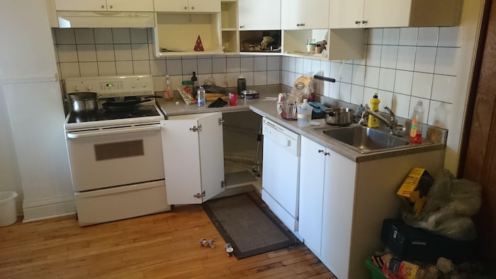 Une cuisine sale et mal entretenue.