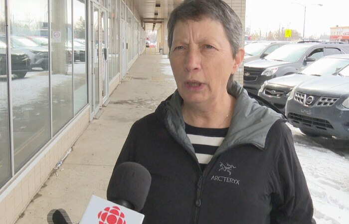 Louise Gagnon du Regroupement pour la sauvegarde de la baie de Sept-Îles accorde une entrevue à Radio-Canada.