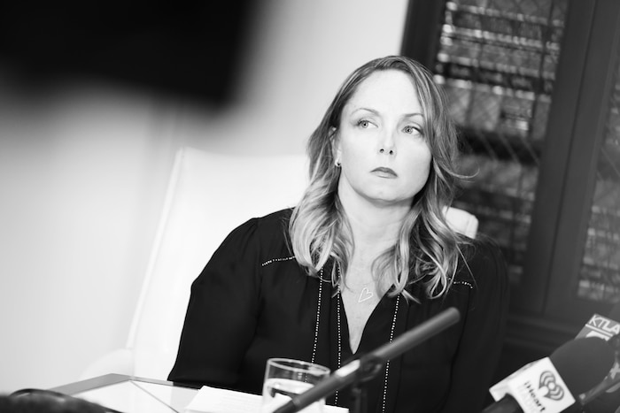 Photographie en noir et blanc de Louisette Geiss qui témoigné publiquement concernant les accusations de harcèlement sexuel envers le producteur Harvey Weinstein.