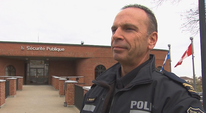 Luc Mongrain, en face du poste de police de Trois-Rivières