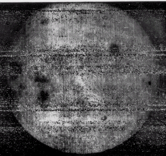 Première image de très basse qualité de la face cachée de la Lune