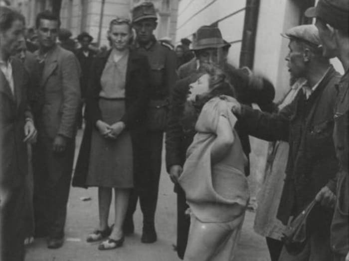 Une femme est agressée pendant le pogrom contre les juifs à Lviv, en juillet 1941.