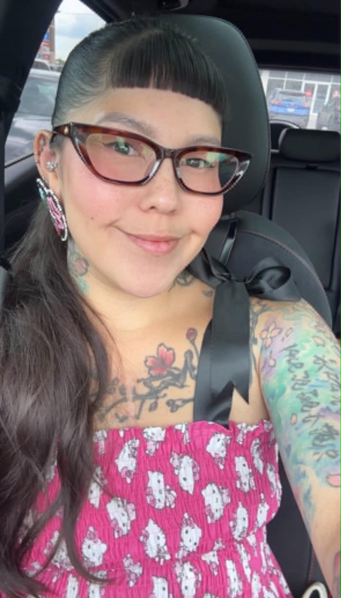 Selfie de Lyndsay Stephen-Joo, portant des lunettes, assise dans une voiture