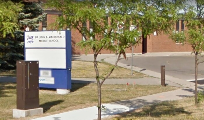 Enseigne d'une école nommée John A. Macdonald