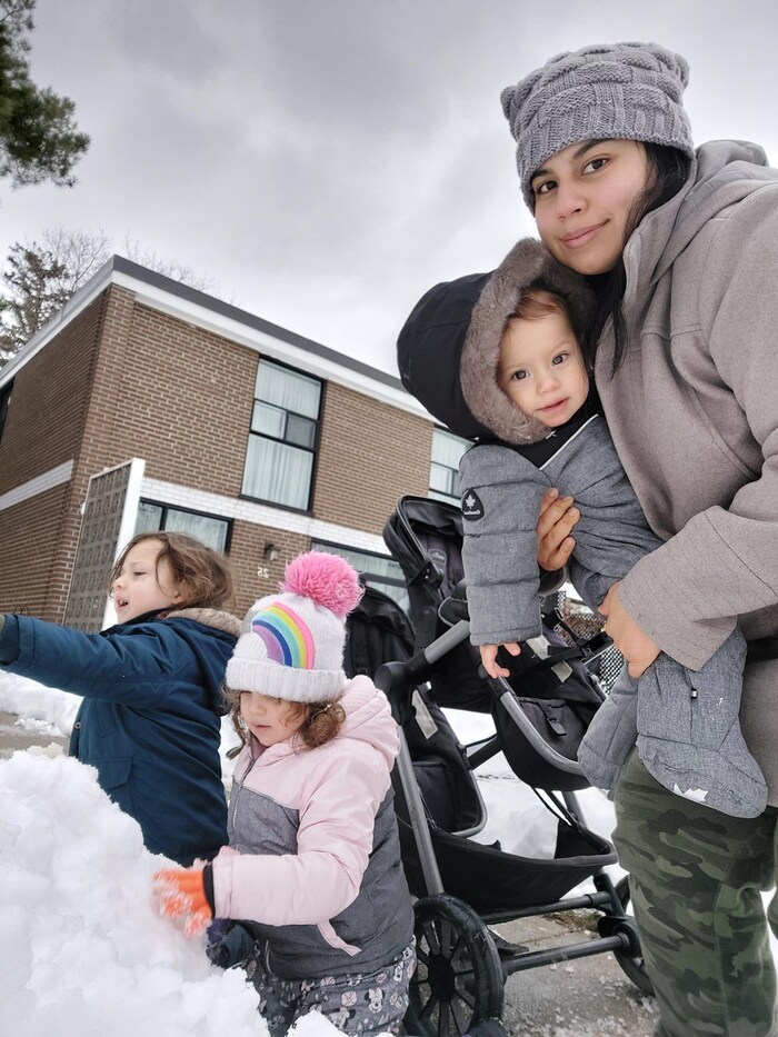 Une mère avec ses trois enfants.