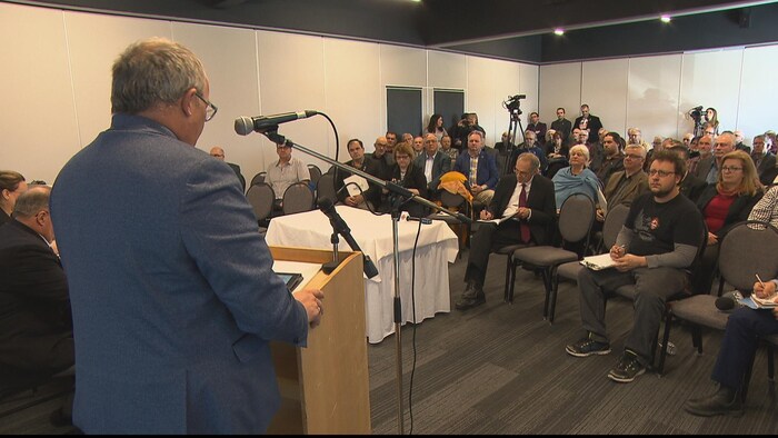 Des maires du Bas-Saint-Laurent et de la Gaspésie lors d'un rassemblement pour la promotion du développement éolien en région