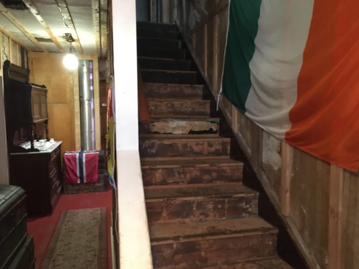 Un escalier à l'intérieur de la maison.
