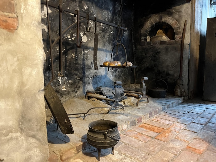 Un décor de cuisine acadienne de l'époque coloniale.