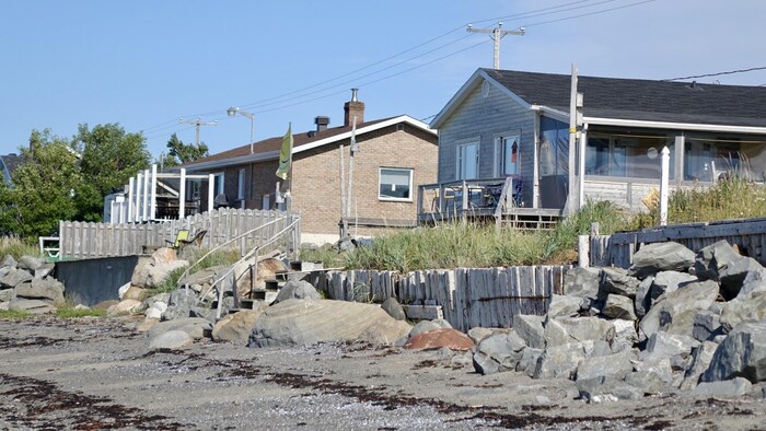 Des résidences sur le bord du fleuve