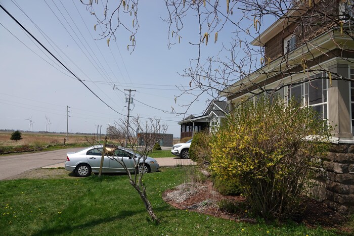 Une voiture est stationnée près de la maison de Michel Grattan.