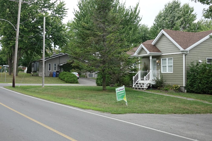 Deux maisons situées dans la ville de Terrebonne qui se trouvent de part et d'autre des limites de Lanaudière et des Laurentides.