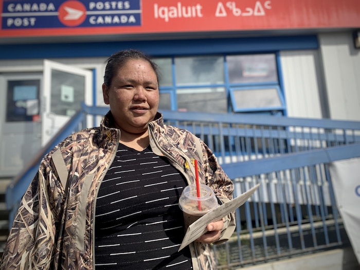 Malaya Noah, devant le bureau de Postes Canada à Iqaluit.