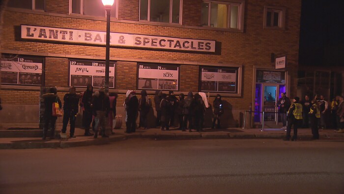 Les manifestants se sont réunis vers 20 h, devant le bar l'Anti.