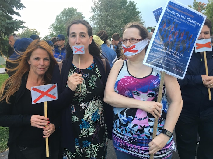 Des manifestantes dénoncent les mises en demeure et les poursuites en diffamation envoyées par la municipalité ou son maire.