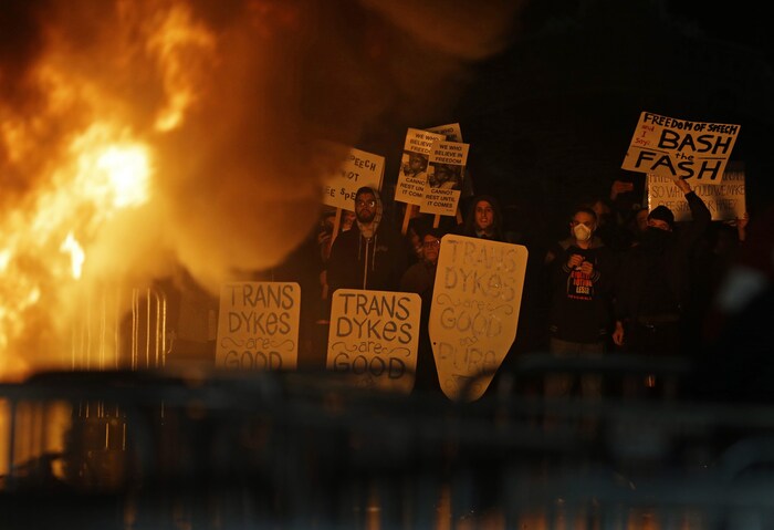 Les manifestants ont cassé des fenêtres et mis le feu à des palettes en bois sur le campus de l'Université de Californie à Berkeley.