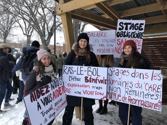 Trois étudiantes font la pose avec des pancartes qui dénoncent la non rémunération des stages.