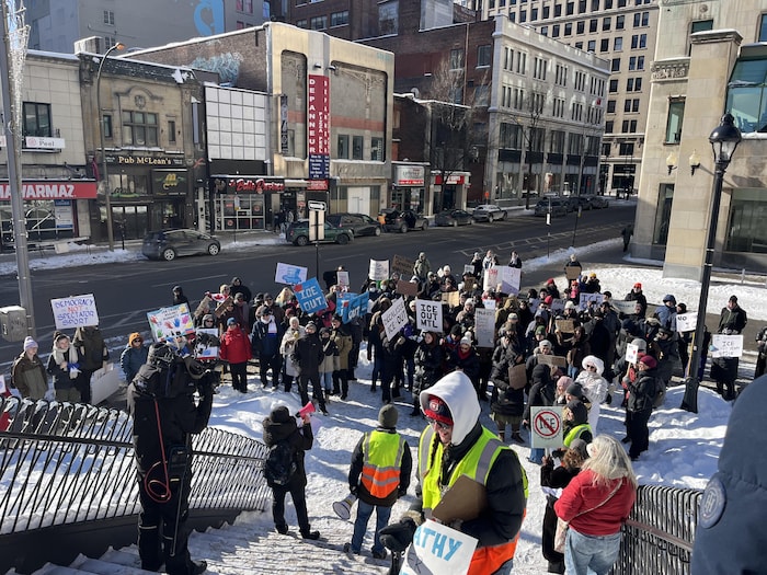 Une poignée de manifestants à Montréal contre la police de l'immigration américaine.