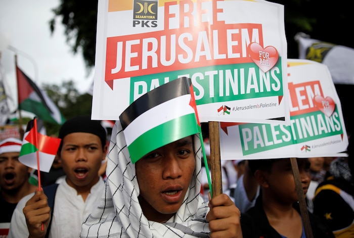 Des manifestants tiennent des pancartes où l'on peut lire : « Libérez Jérusalem pour tous les Palestiniens ».