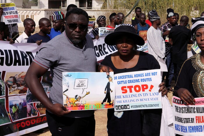 Des manifestants tiennent des pancartes avec des messages qui dénoncent les violences commises par des milices peules, à Abuja au Nigeria, le 16 mars 2017.