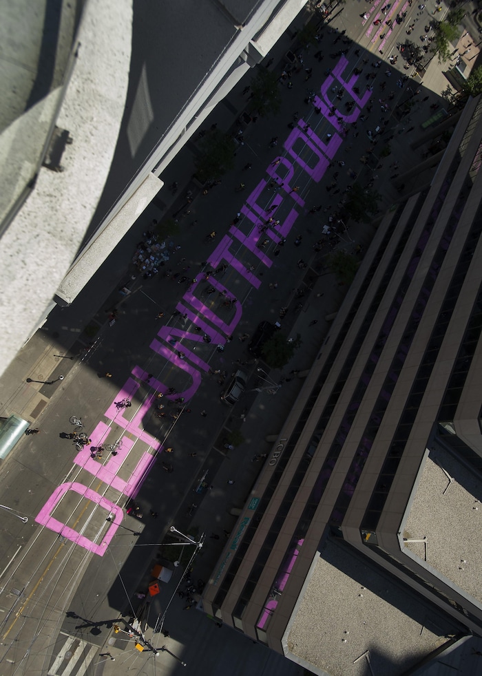 Des lettres peintent au sol.