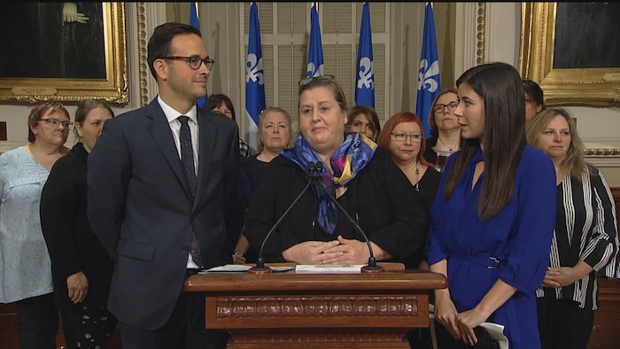 La directrice de la Fédération des maisons d’hébergement pour femmes du Québec, Manon Monastesse, entourée des députés péquistes Alexandre Cloutier et Catherine Fournier.