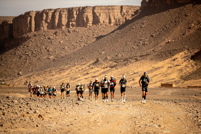 Marathon des Sables : voici ce qu'il y a dans le sac d'un coureur pour  cette course de 250 km en autonomie à travers le désert (VIDÉO) - La DH/Les  Sports+